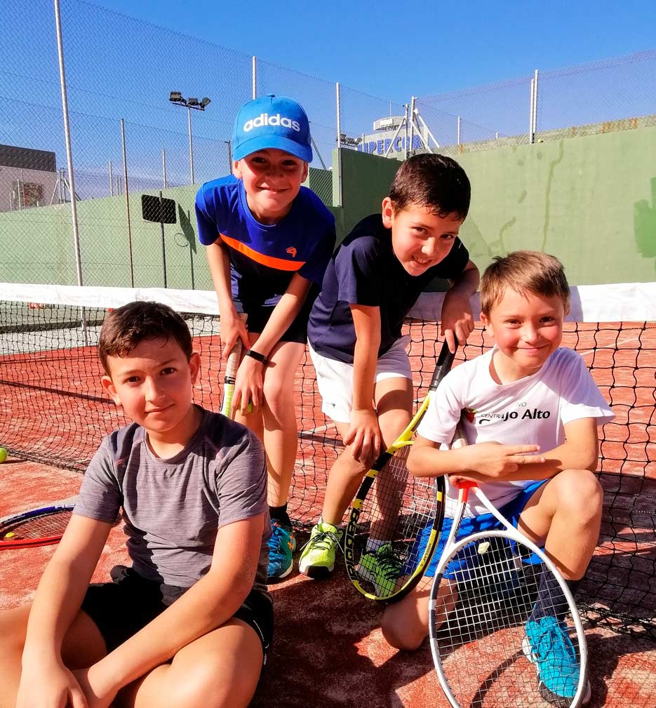 Niños en escuela de tenis