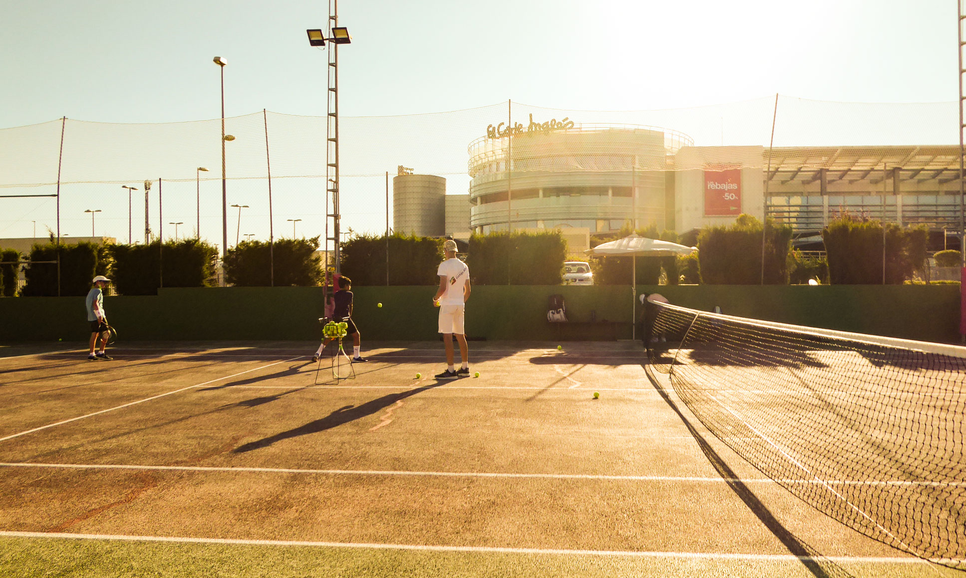 Fotografía de participantes de Liga de escuela de tenis